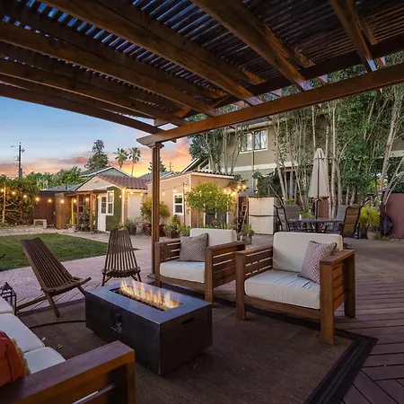 Relax In A Gorgeous 6 Person Quaint Home